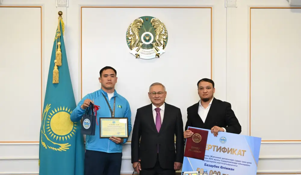 Бейбит Исабаев вручил ключи от однокомнатной квартиры призеру XXV Сурдлимпийских игр Рамазану Абдрасилу (4)