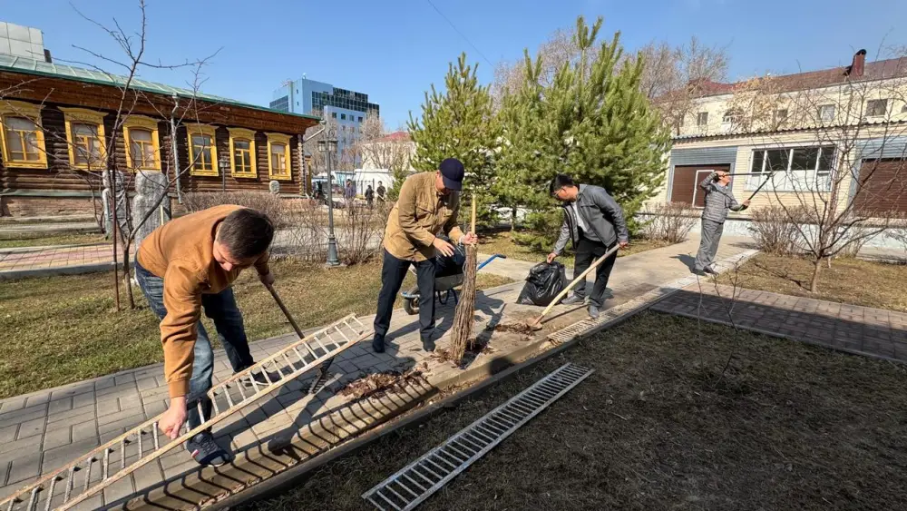 «Таза Қазақстан»: сотрудники музеев Астаны приняли участие в субботнике (7)