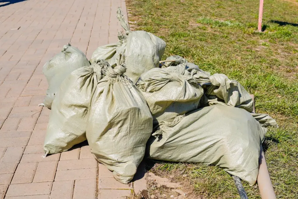 Около 200 волонтеров и жителей столицы вышли на уборку набережной Есиля (7)