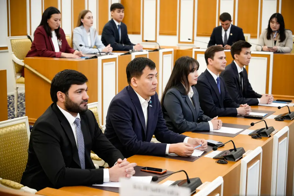В Конституционном Суде состоялся открытый диалог с представителями «Ассамблея жастары» (9)