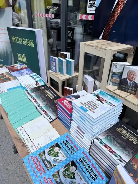 В ЧЕСТЬ НАЦИОНАЛЬНОГО ДНЯ КНИГИ В ТУРКЕСТАНЕ БЕСПЛАТНО РАЗДАЛИ 120 КНИГ (2)