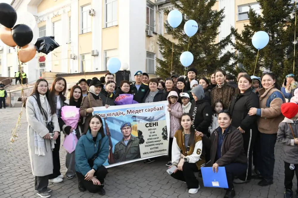 На столичном вокзале родные и близкие торжественно встретили солдат, вернувшихся из армии (3)