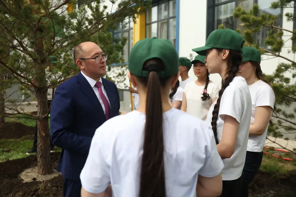 Более 100 тысяч выпускников школ внесли вклад в озеленение страны (7)