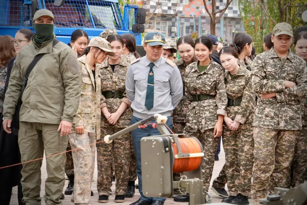 БЕЗОПАСНАЯ ШКОЛА: В ШЫМКЕНТЕ 500 ШКОЛЬНИКОВ ВСТРЕТИЛИСЬ С ГЛАВОЙ ПОЛИЦИИ (4)