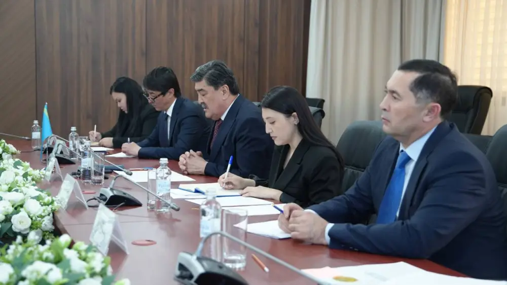 Министр экологии Е.Н. Нысанбаев встретился с Заместителем Генерального секретаря ОЭСР Ф. Лапекорелла (5)