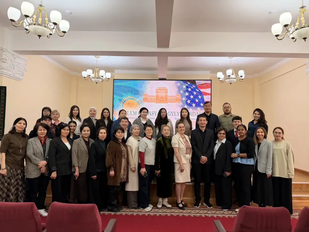 Генеральное консульство США передало фонду «Ғылым ордасы» уникальную коллекцию научных книг (3)