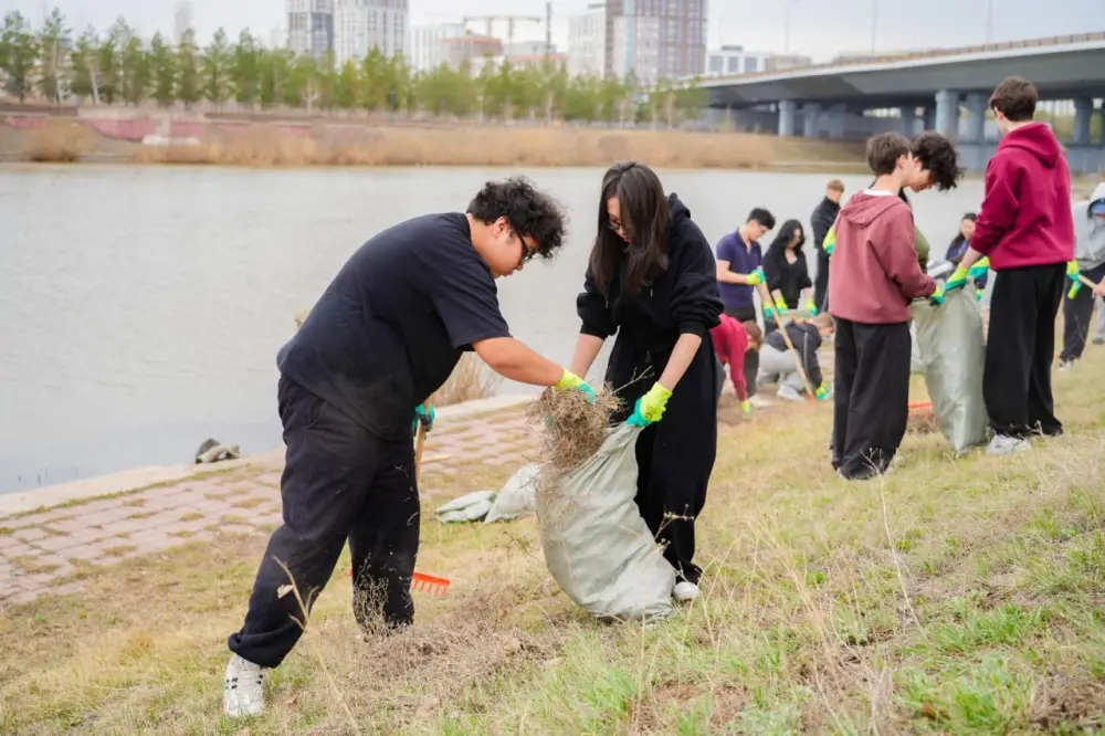 Астанчане поддержали экоинициативу: набережную Есиля очистили от мусора (8)