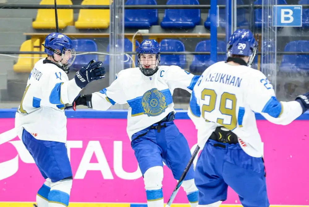 Юниорская сборная Казахстана по хоккею одержала третью победу подряд на чемпионате мира (2)