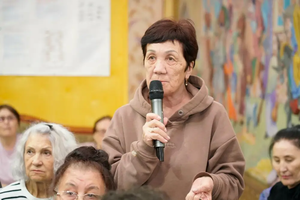 Астане депутат маслихата встретился с пенсионерами (6)