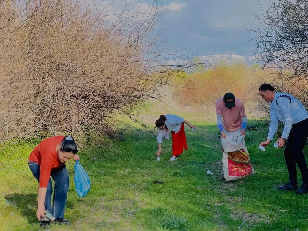 ТУРКЕСТАН: МОЛОДЕЖЬ КАЗЫГУРТА АКТИВНО ПРИНИМАЕТ УЧАСТИЕ В УБОРКЕ ТЕРРИТОРИЙ (2)