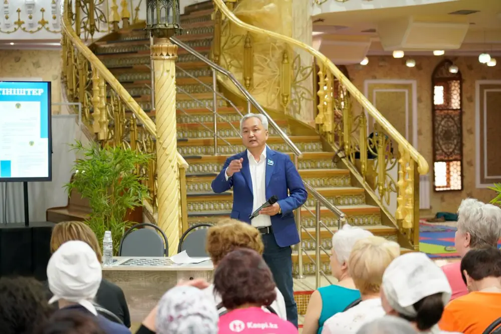 Астане депутат маслихата встретился с пенсионерами (4)