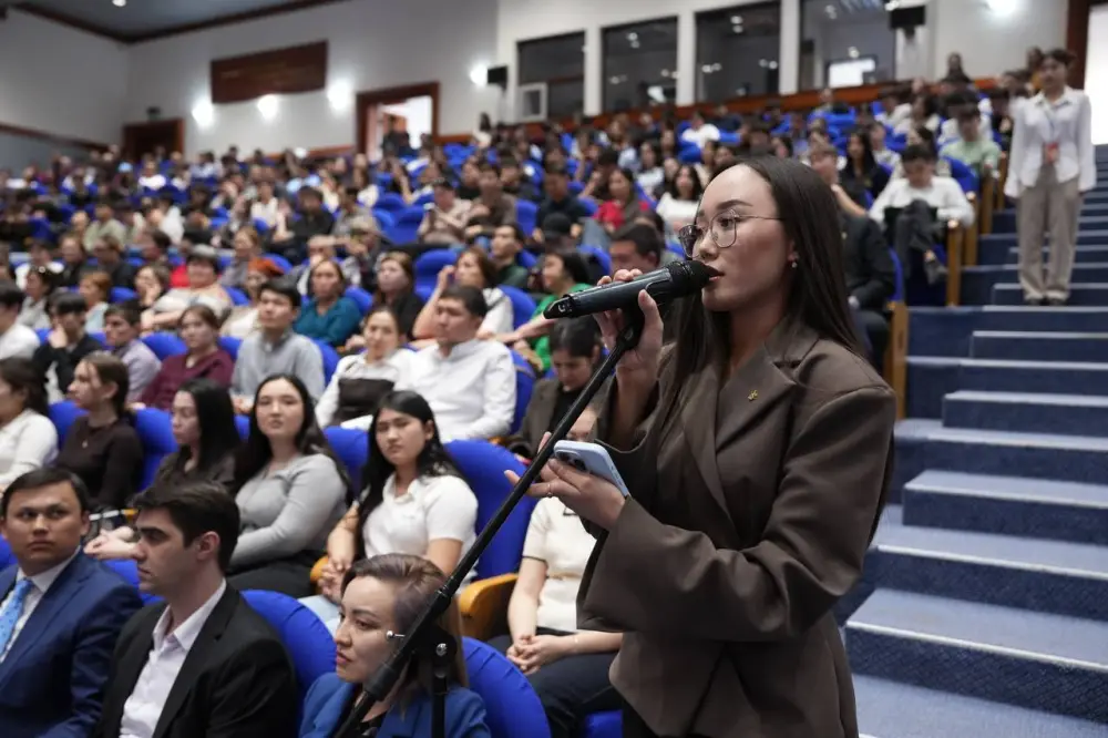 Студенты вузов со всего Казахстана приняли участие в экологическом часе «Экономь воду – сохраняй будущее!» (9)