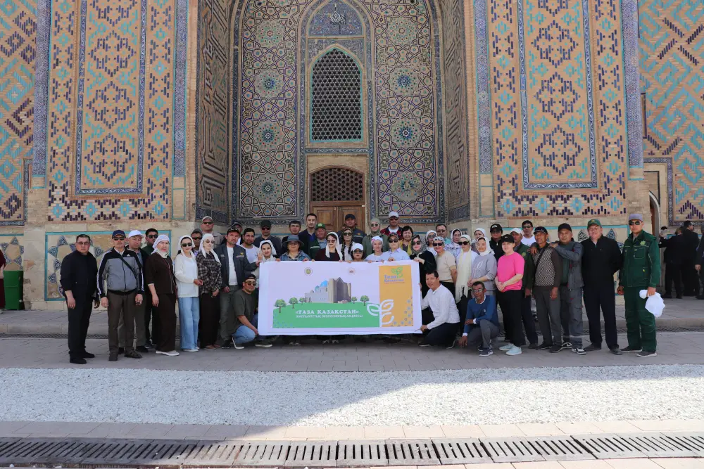 “ТАЗА ҚАЗАҚСТАН”: ПРОВЕДЕНА УБОРКА ВОЗЛЕ МАВЗОЛЕЯ ХОДЖА АХМЕДА ЯСАВИ (7)