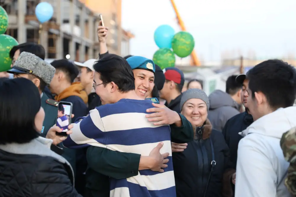 Астана торжественно встретила уволенных в запас десантников (4)