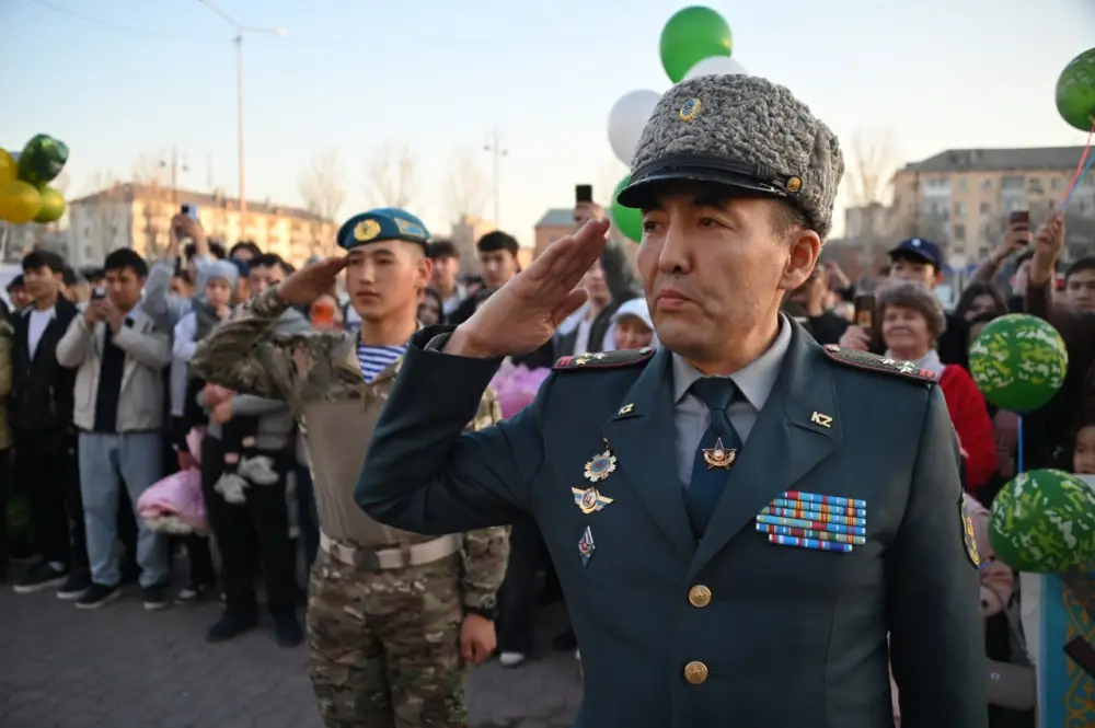 Встреча защитников Родины: на перроне десантник сделал предложение руки и сердца (3)