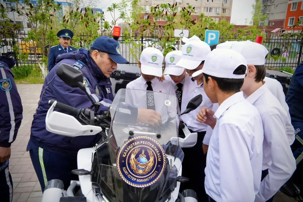 БЕЗОПАСНАЯ ШКОЛА: В ШЫМКЕНТЕ 500 ШКОЛЬНИКОВ ВСТРЕТИЛИСЬ С ГЛАВОЙ ПОЛИЦИИ (6)