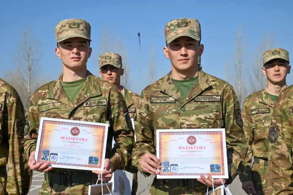 В Астане 140 военнослужащих простились с Боевым знаменем, 20 из них продолжат службу по контракту (2)