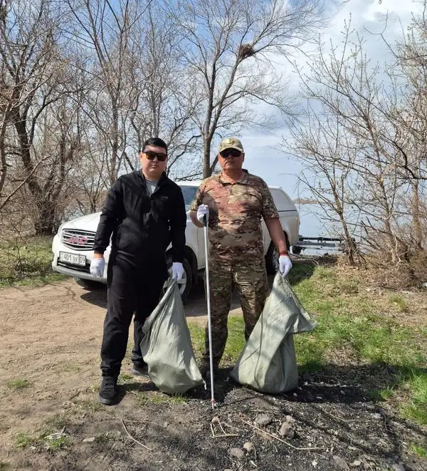 «Чистые водоёмы»: около 40 мешков мусора собрали на берегу Самаркандского водохранилища (5)
