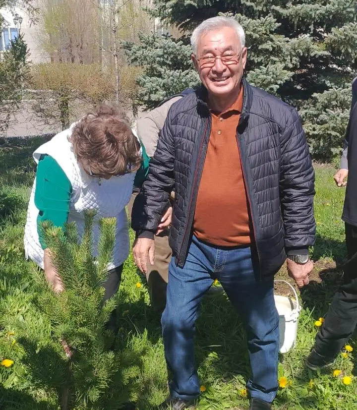 Выпускники и студенты индустриального университета высадили «Аллею поколений» в Темиртау (7)