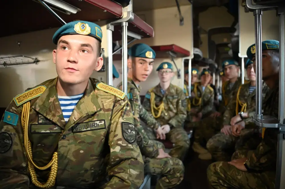 Встреча защитников Родины: на перроне десантник сделал предложение руки и сердца (2)