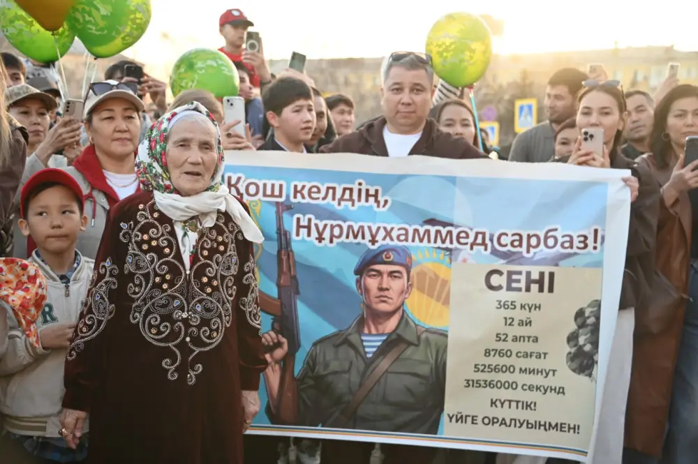 Встреча защитников Родины: на перроне десантник сделал предложение руки и сердца (5)