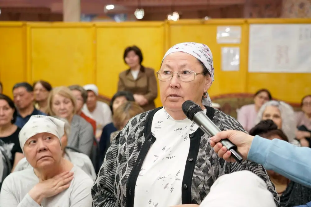 Астане депутат маслихата встретился с пенсионерами (9)