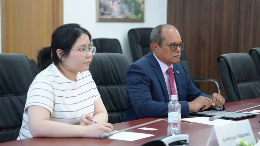 Министр экологии Казахстана провёл встречу с Исполнительным секретарём международных экологических конвенций (2)