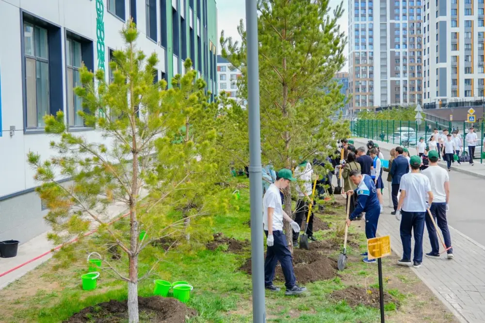 «Таза Казахстан»: выпускники столичных школ приняли участие в акции по посадке деревьев (7)