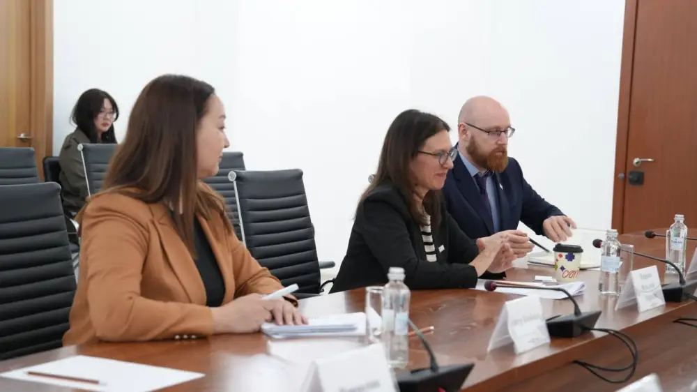 Встреча вице-министра экологии и природных ресурсов Республики Казахстан М.Т. Ошурбаева с директором по взаимодействию со странами NDC Partnership Марианной Панунсио-Фельдман (2)