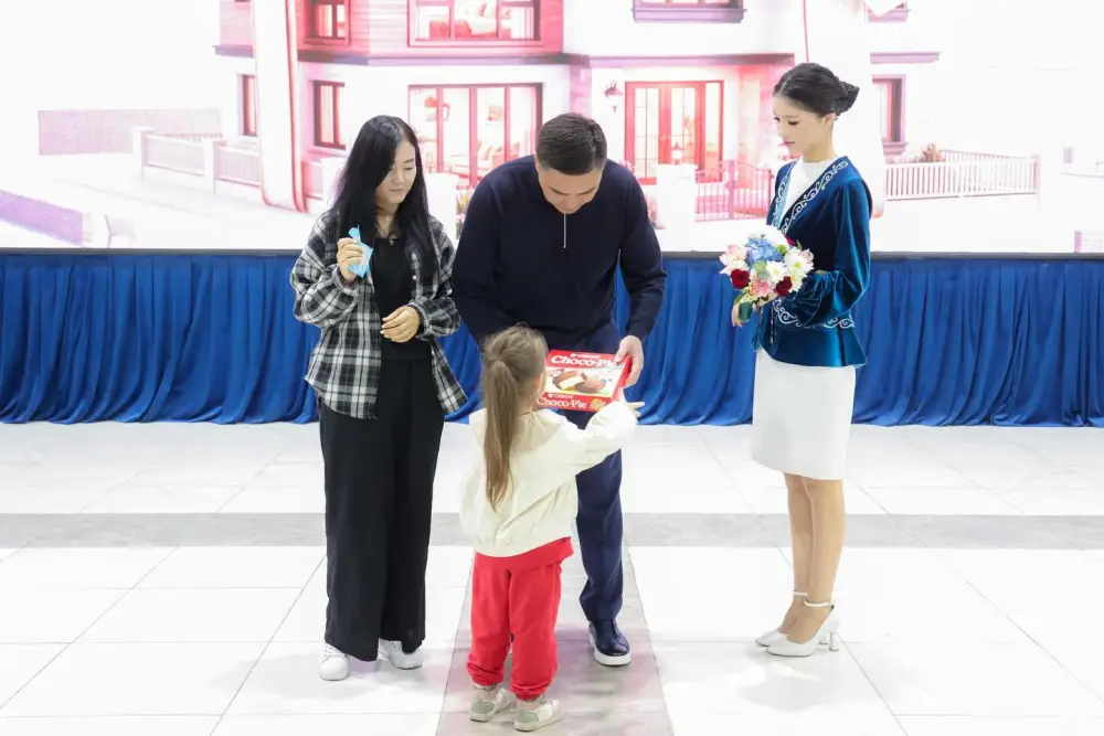 В ШЫМКЕНТЕ КЛЮЧИ ОТ КВАРТИР ПОЛУЧИЛИ НОВЫЕ СЕМЬИ ИЗ ЧИСЛА ОЧЕРЕДНИКОВ (5)