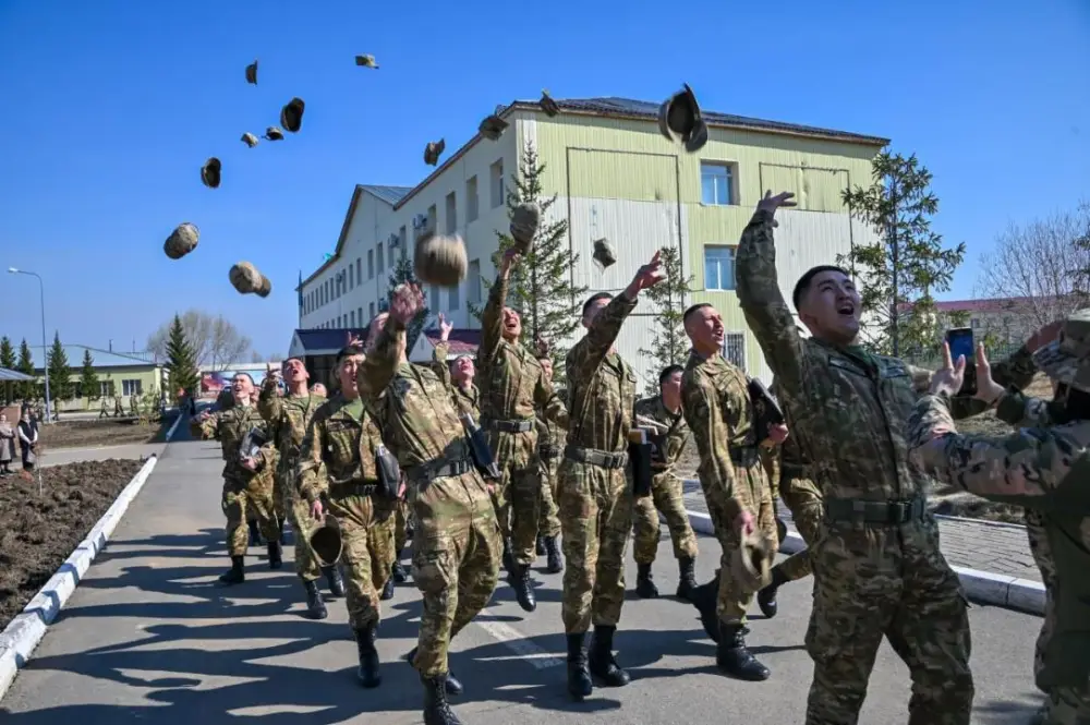 В Астане солдаты, призванные прошлой весной, попрощались с боевым знаменем (5)
