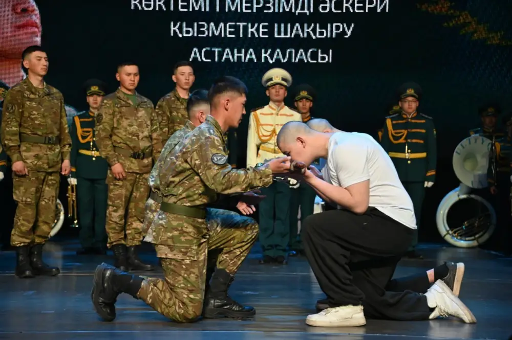 Весенний призыв в Астане: 1500 человек приняли участие в церемонии проводов (4)