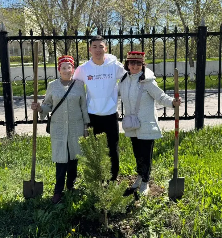 Выпускники и студенты индустриального университета высадили «Аллею поколений» в Темиртау (3)