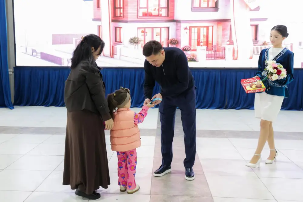 В ШЫМКЕНТЕ КЛЮЧИ ОТ КВАРТИР ПОЛУЧИЛИ НОВЫЕ СЕМЬИ ИЗ ЧИСЛА ОЧЕРЕДНИКОВ (3)