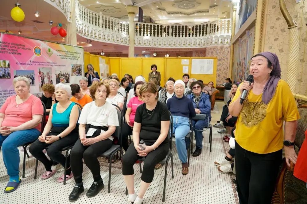 Астане депутат маслихата встретился с пенсионерами (7)