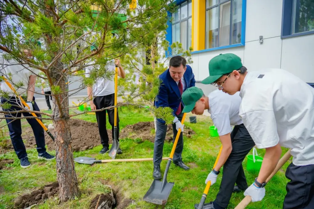 «Таза Казахстан»: выпускники столичных школ приняли участие в акции по посадке деревьев (3)