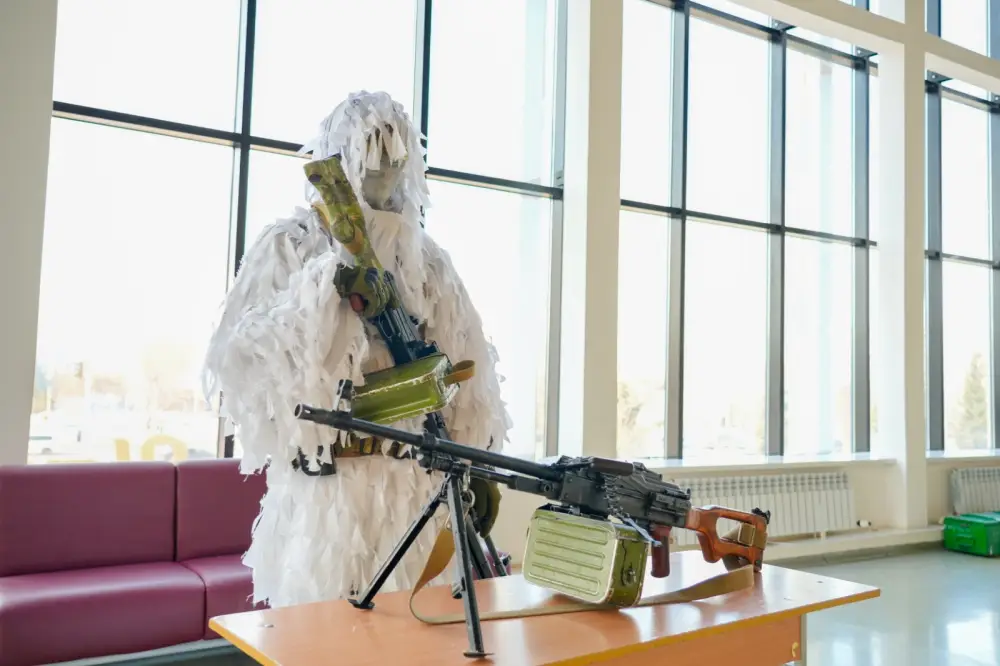 «Защита Родины — дело настоящих мужчин!»: в Астане проводили в армию очередную группу молодых людей (7)