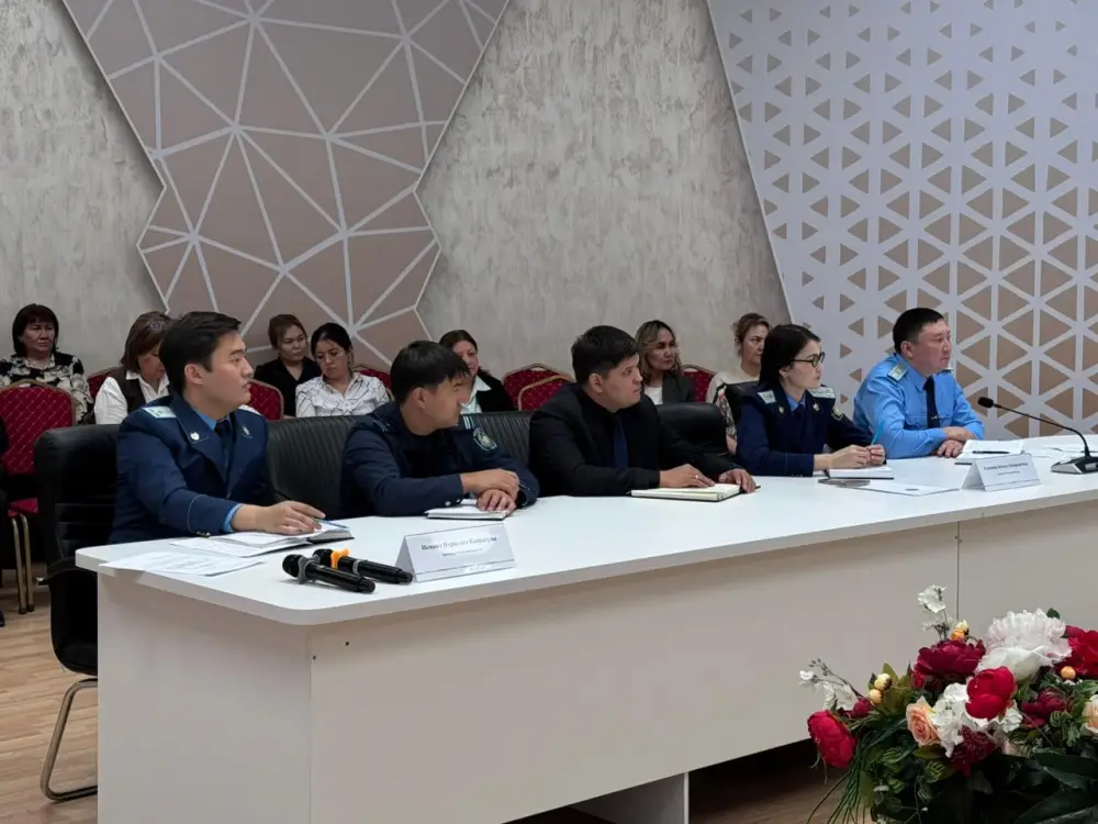 «Закон и порядок»: вопросы защиты прав детей обсудили за круглым столом в Астане (6)