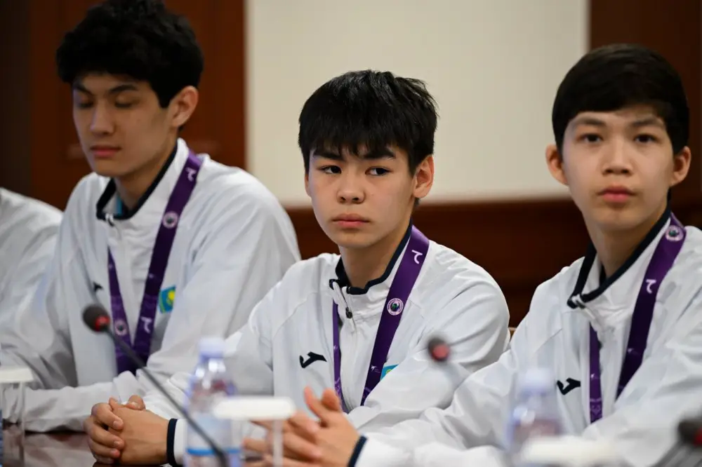 Ербол Мырзабосынов наградил чемпионку мира по таеквондо Айым Серикбаеву (3)