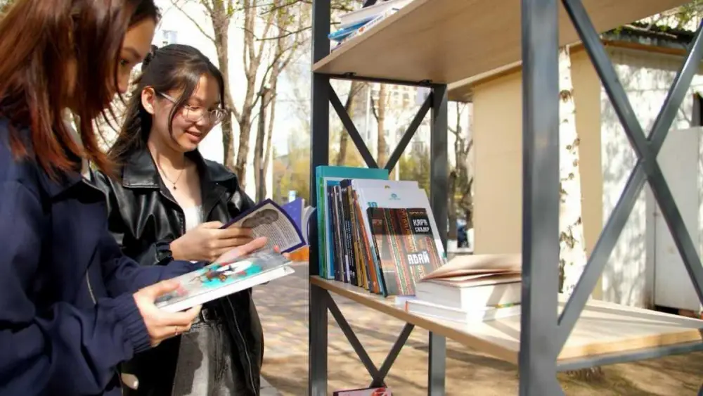 В Астане проходит акция «Мен оқыған 10 кітап» (2)