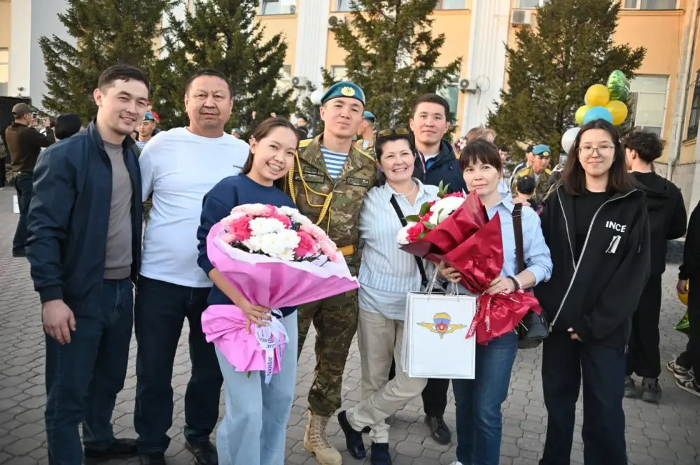 Встреча защитников Родины: на перроне десантник сделал предложение руки и сердца (7)