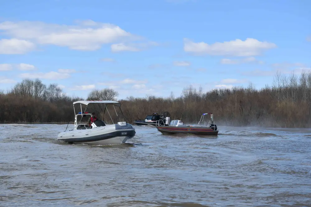 Спасатели МЧС проверили готовность плавсредств на реке Есиль (2)