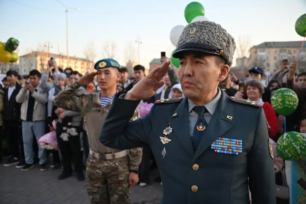 Исполнили долг перед Родиной: в Астане близкие торжественно встретили солдат (6)