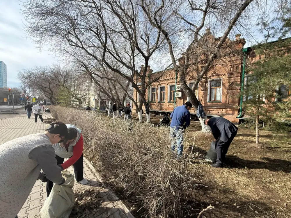 Коллектив столичного театра принял участие в акции «Таза Қазақстан» (2)