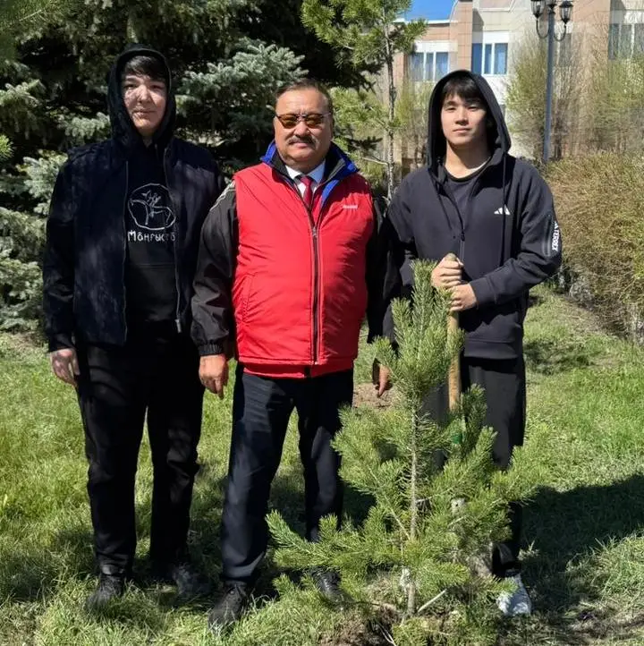 Выпускники и студенты индустриального университета высадили «Аллею поколений» в Темиртау (5)