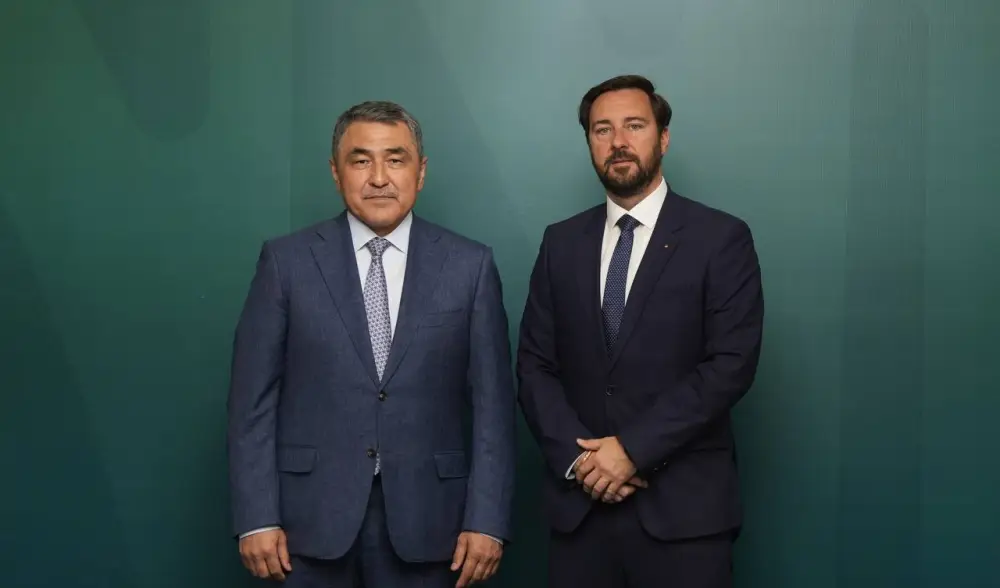 В рамках Регионального экологического саммита Министр водных ресурсов и ирригации Нуржан Нуржигитов провел встречу с Управляющим директором Германского водного партнерства (GWP) Борисом Грайфенедером. (4)