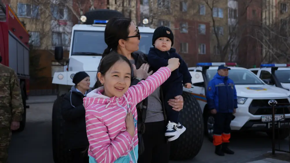 Министр по ЧС принял участие в памятной церемонии на Аллее спасателей (8)