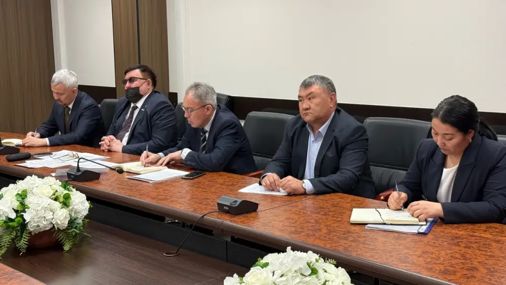 Обсуждены меры борьбы с саранчовыми вредителями и противодействию коррупции (2)