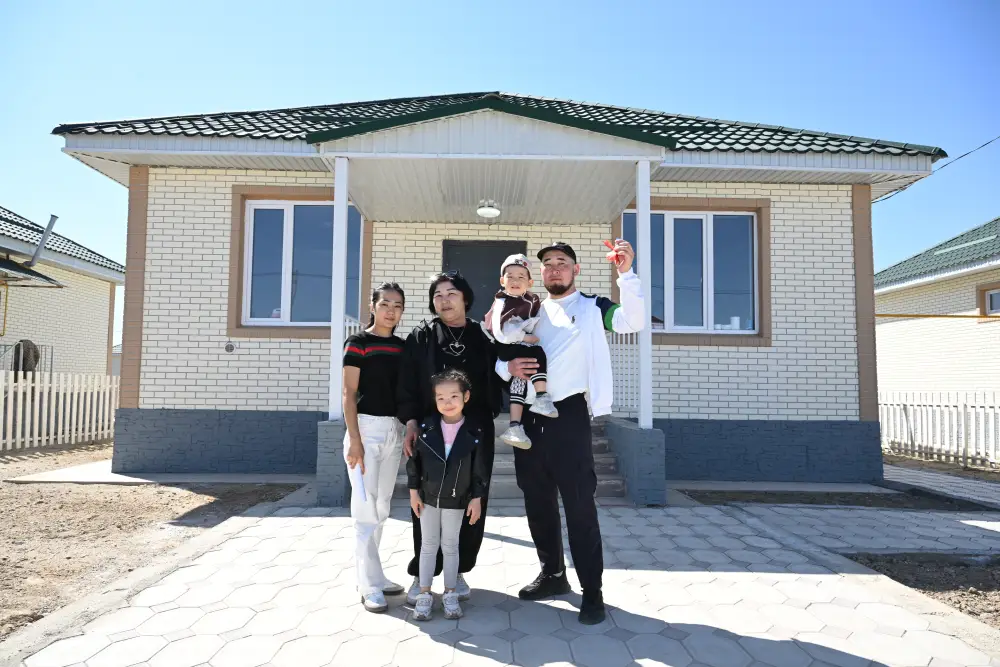Бейбит Исабаев вручил ключи очередникам от новых домов (7)