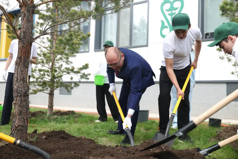 Более 100 тысяч выпускников школ внесли вклад в озеленение страны (9)